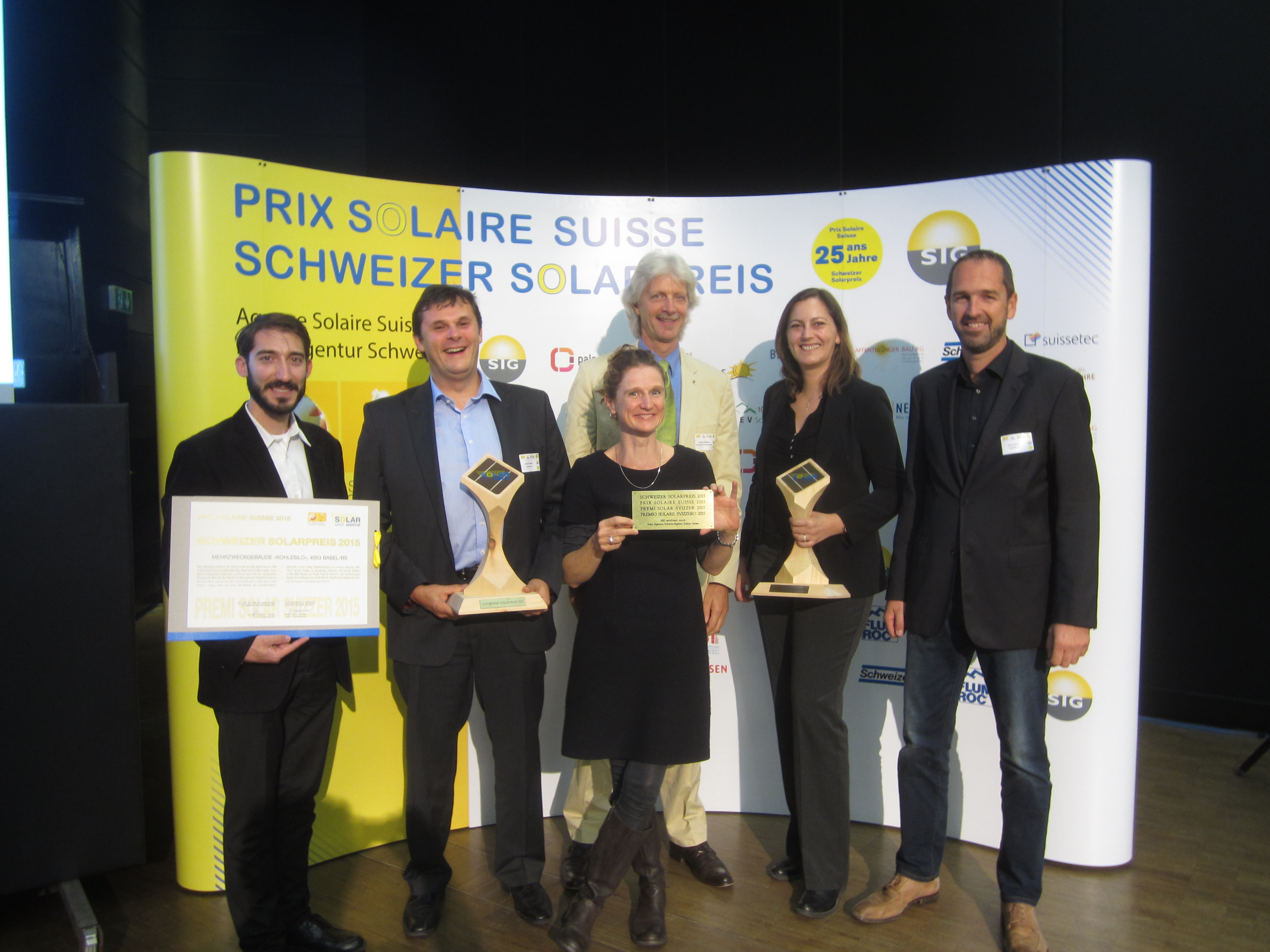 Nahmen den Schweizer Solarpreis 2015 gemeinsam entgegen: Nicolas Joissant (Swissinso), Dominique Müller (Solvatec), Thierry Bossard in Vertretung der Kantensprung AG, Virginie le Caer (Swissinso), Stefan Bucher (Solvatec) und Kerstin Müller (vorne, Baubüro InSitu)