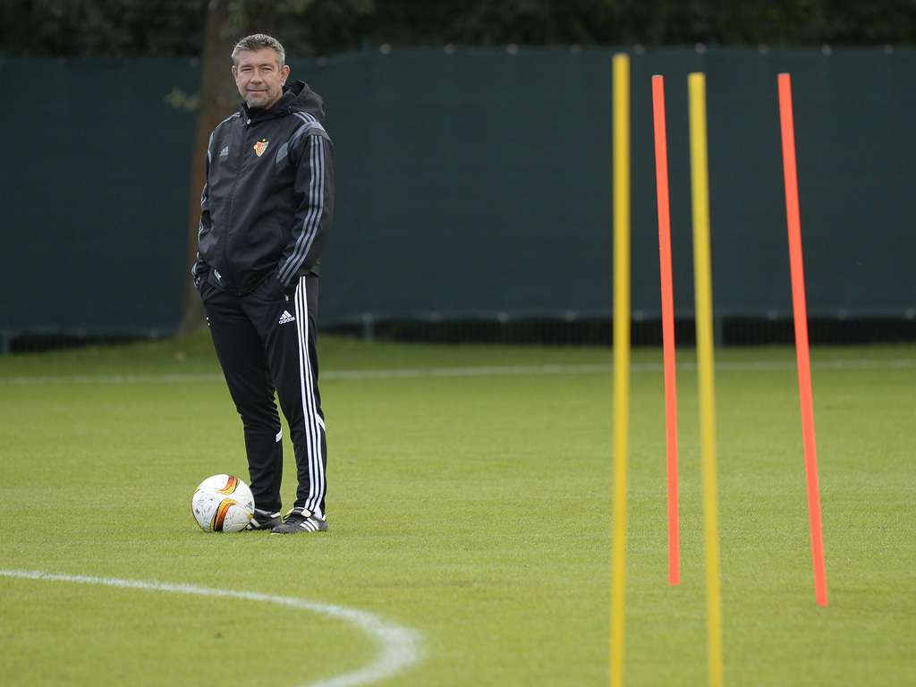 Urs Fischer, head coach of Switzerland's soccer team FC Basel, during a training session in the St. Jakob-Park training area in Basel, Switzerland, on Wednesday, September 30, 2015. Switzerland's FC Basel 1893 is scheduled to play against Poland's KKS Lech Poznan in an UEFA Europa League group I group stage matchday 2 soccer match on Thursday, October 1, 2015. (KEYSTONE/Georgios Kefalas)