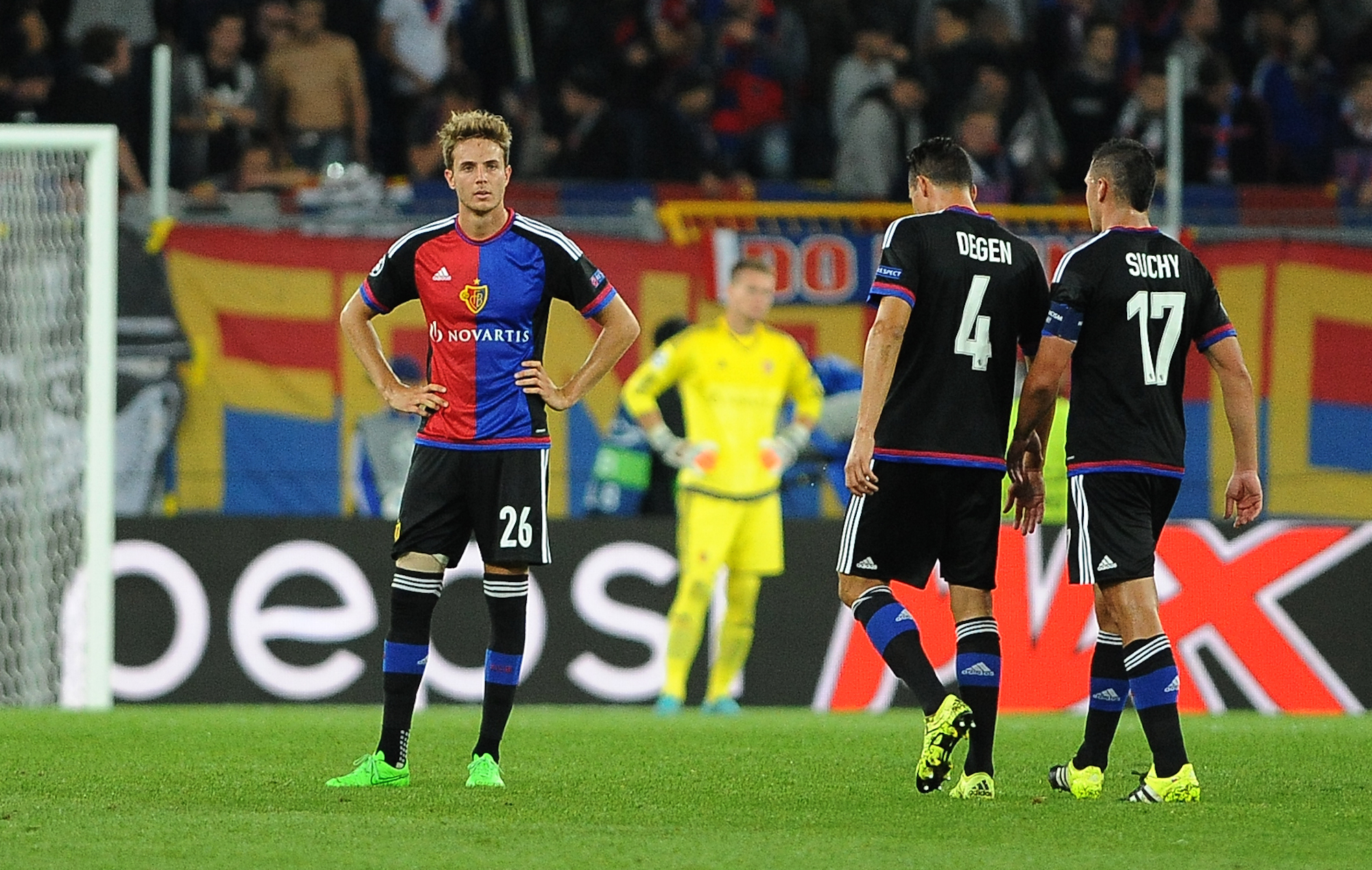 Basel, 19.08.2015, Fussball Champions League - FC Basel - FC Basel - Maccabi Tel Aviv, Basels Daniel Hoegh, Philipp Degen und Marek Suchy enttäuscht nach dem 2:2. (Roman Aeschbach/EQ Images).