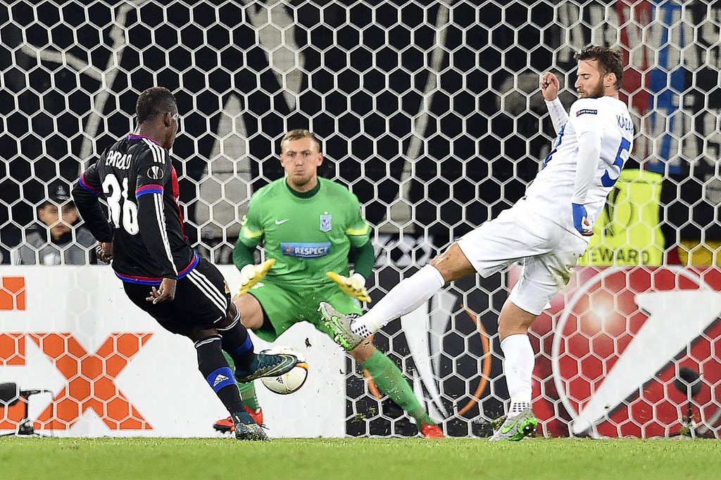 epa04959342 Basel's Breel Embolo (L) scores the 2-0 lead against Poznan's goalkeeper Maciej Gostomski (C) and Tamas Kadar (L) during the UEFA Europa League group I soccer match between FC Basel 1893 and KKS Lech Poznan at St. Jakob-Park stadium in Basel, Switzerland, 01 October 2015. EPA/PETER SCHNEIDER