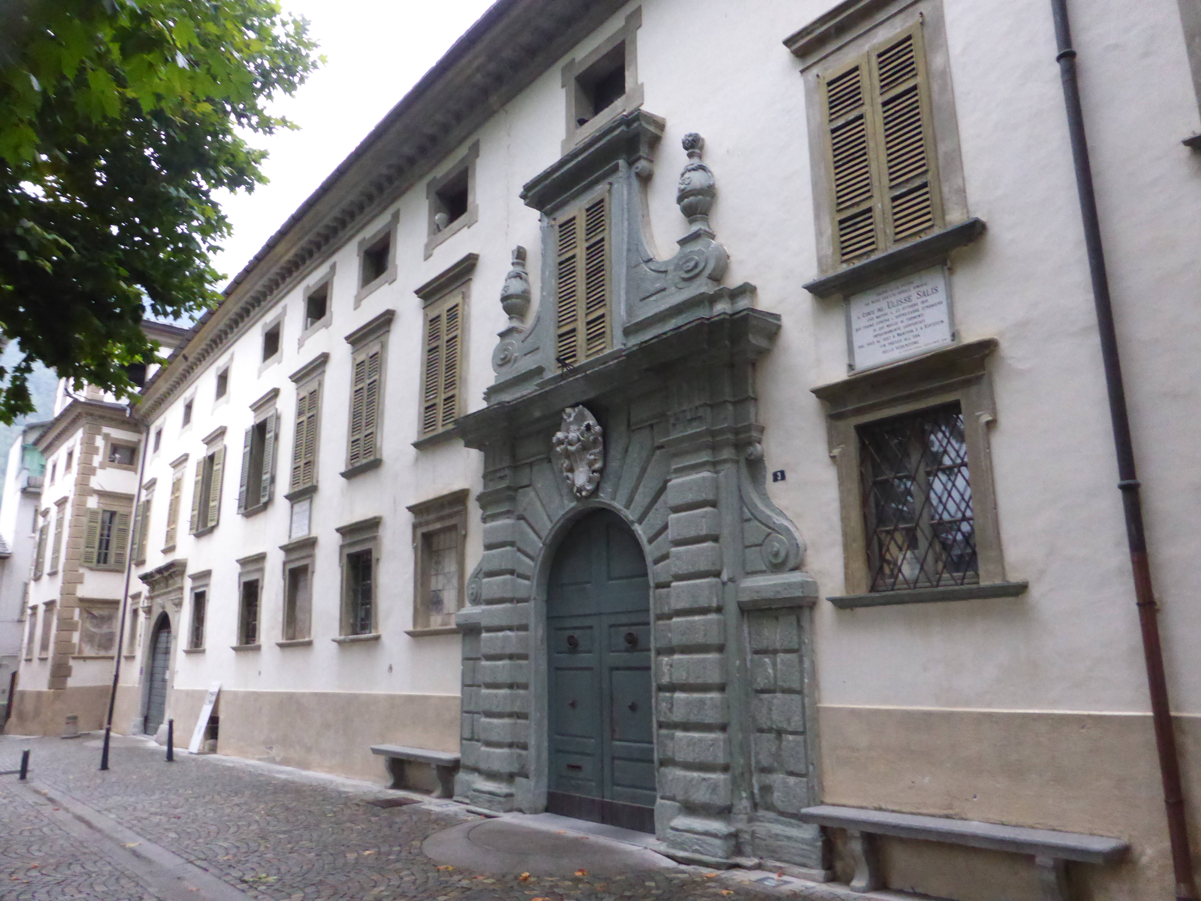 Der Palazzo Salis wirkt von aussen eher unscheinbar.