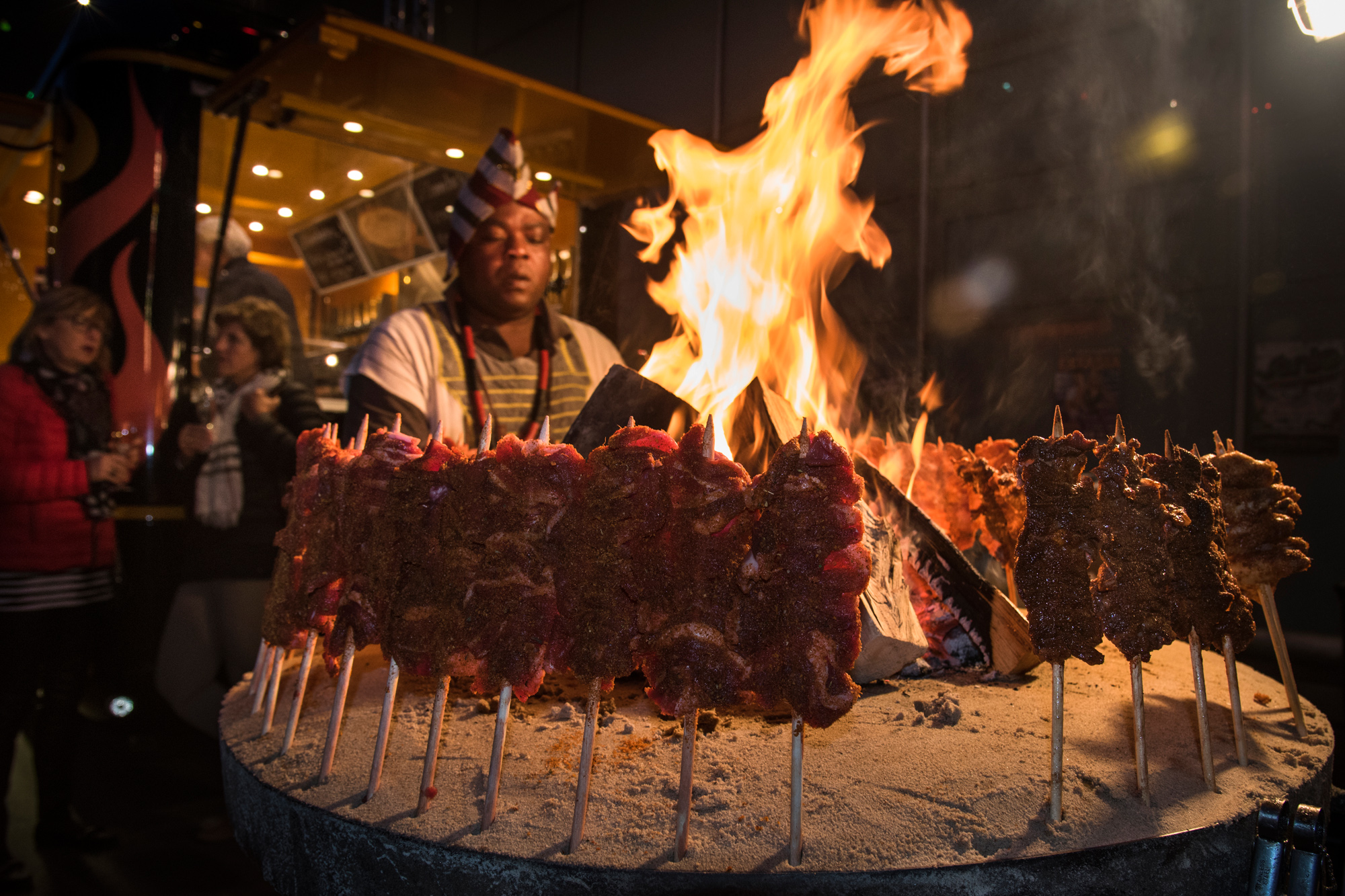 Der nigerianische Grillmeister in seinem Element.