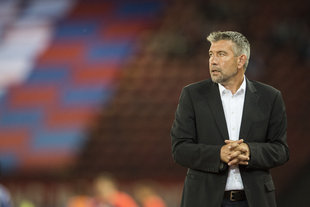 Basler Trainer Urs Fischer am Super League Fussballspiel zwischen dem Grasshopper Club Zuerich und dem FC Basel am Samstag, 25. Juli 2015 im Stadion Letzigrund in Zuerich. (KEYSTONE/Ennio Leanza)