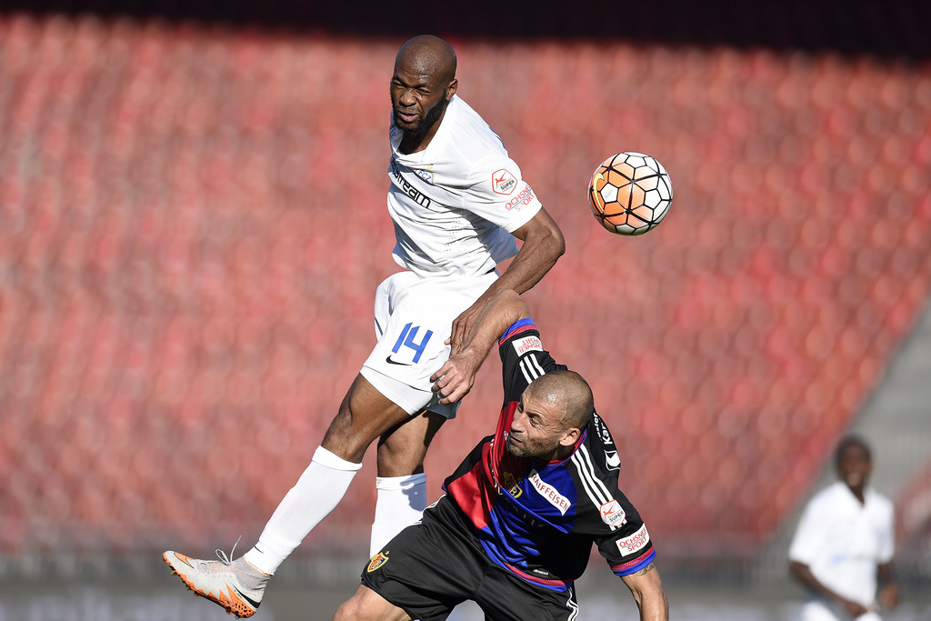 Der Basler Walter Samuel, rechts, gegen den Zuercher Franck Etoundi, links, beim Fussball Meisterschaftsspiel der Super League zwischen dem FC Zuerich und dem FC Basel am Sonntag, 4. Oktober 2015, im Letzigrund Stadion in Zuerich. (KEYSTONE/Valeriano Di Domenico)