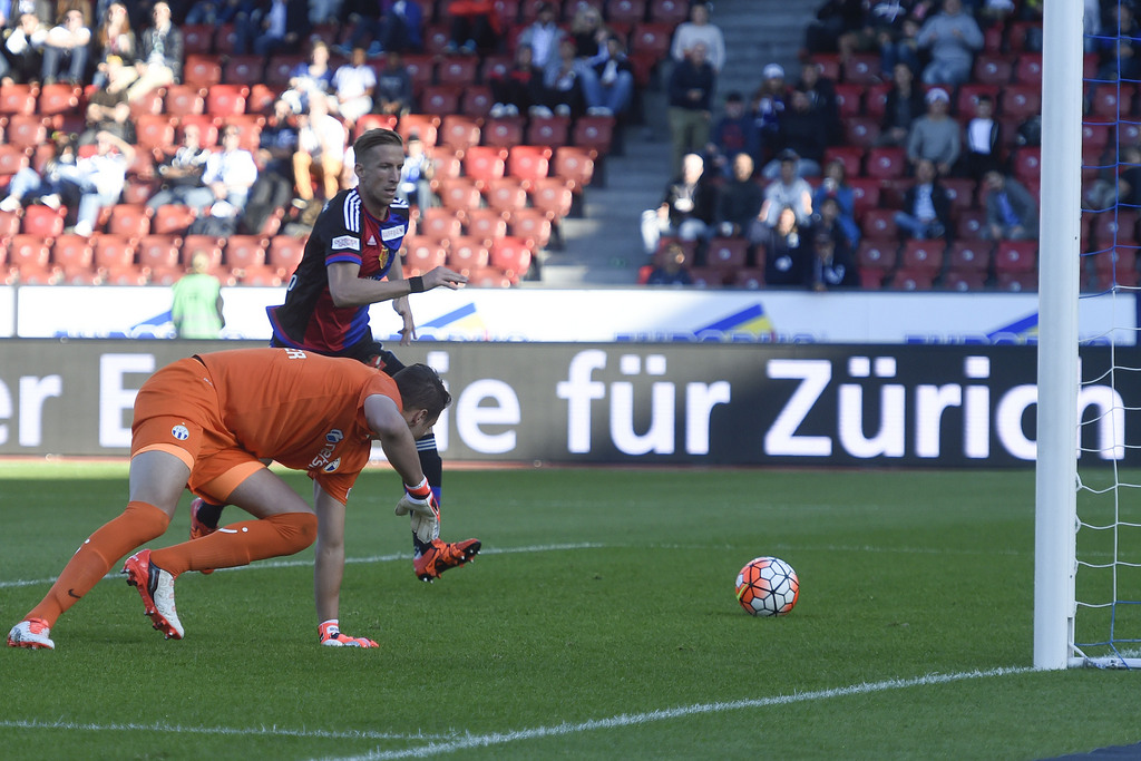 Der Basler Marc Janko, hinten, schiesst das Tor zum 1-1 gegen den Zuercher Yannick Brecher, links, beim Fussball Meisterschaftsspiel der Super League zwischen dem FC Zuerich und dem FC Basel am Sonntag, 4. Oktober 2015, im Letzigrund Stadion in Zuerich. (KEYSTONE/Valeriano Di Domenico)