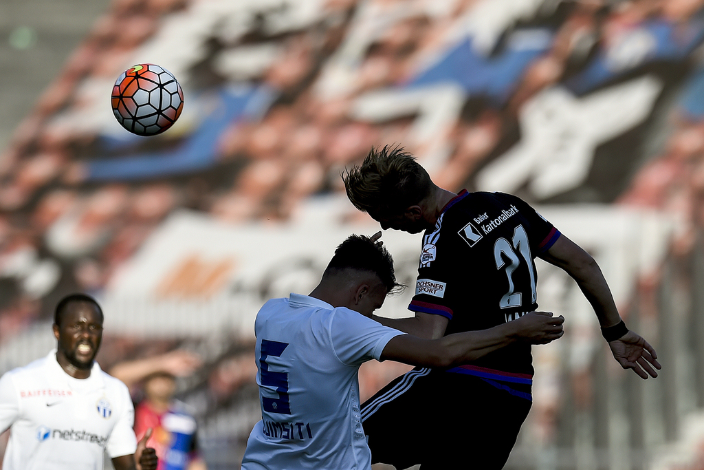 Der Zuercher Berat Djimsiti, links, gegen den Basler Marc Janko, rechts, beim Fussball Meisterschaftsspiel der Super League zwischen dem FC Zuerich und dem FC Basel am Sonntag, 4. Oktober 2015, im Letzigrund Stadion in Zuerich. (KEYSTONE/Valeriano Di Domenico)