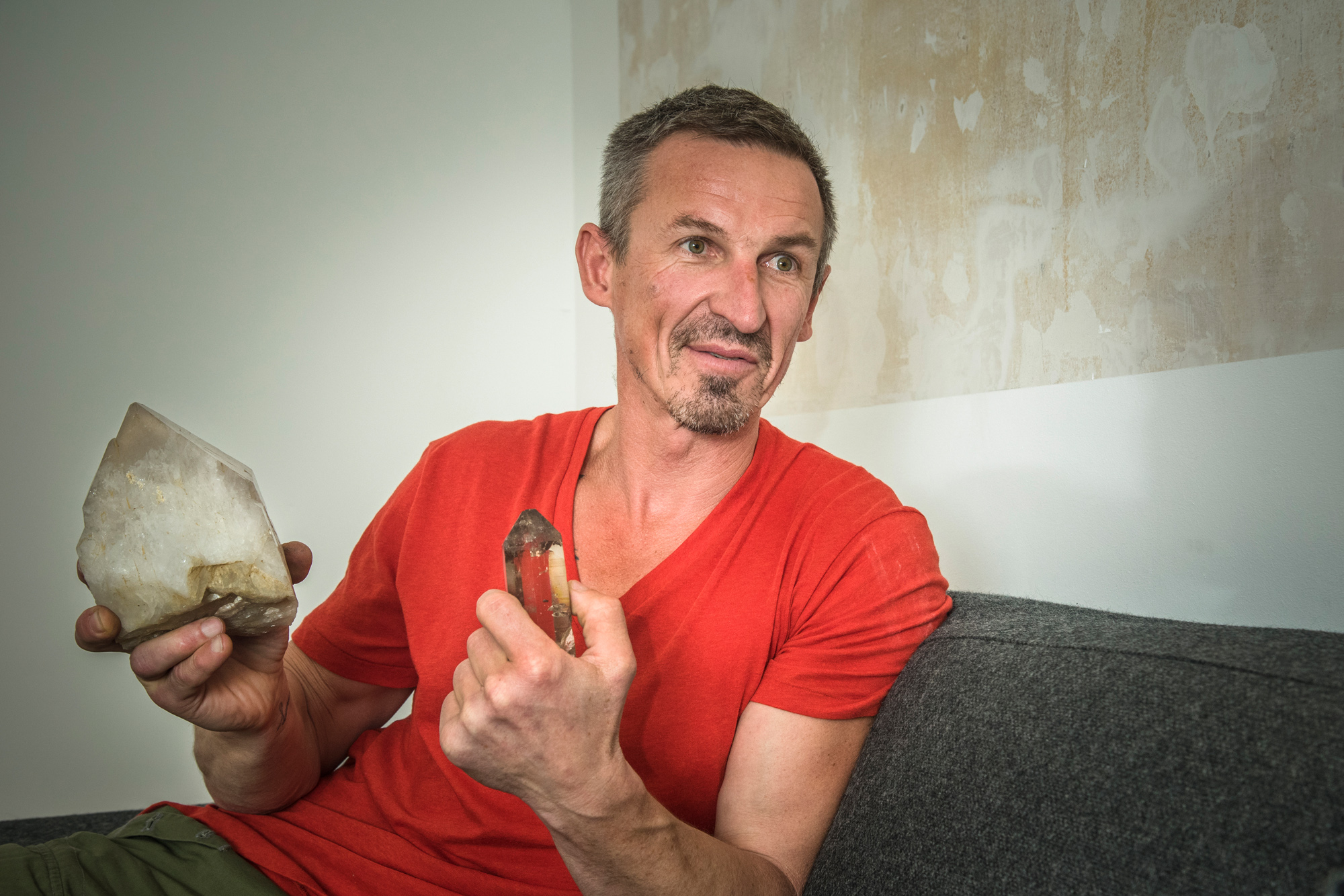 Thomas Steinbrugger, Kristallsucher, Strahler, mit zwei Bergkristallen