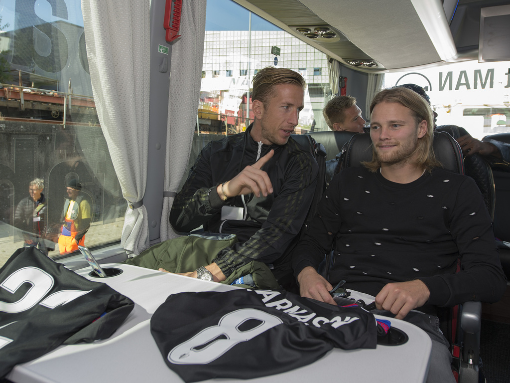Die Basler Spieler Marc Janko, links und Birkir Bjarnason, rechts, sitzen im neuen MAN Mannschaftsbus des FC Basel im Hafen in Basel, am Montag, 28. September 2015. (KEYSTONE/Georgios Kefalas)