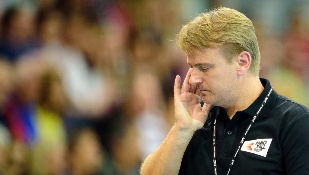 epa04967905 Switzerland's coach Jesper Holmris reacts during the women's European Championship qualifying handball match between Germany and Switzerland in Coburg, Germany, 07 October 2015. EPA/NICOLAS ARMER