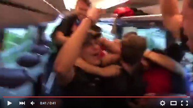 Spieler des SV Muttenz freuen sich im Teambus ausgelassen über den zugelosten Gegner, den FC Basel.