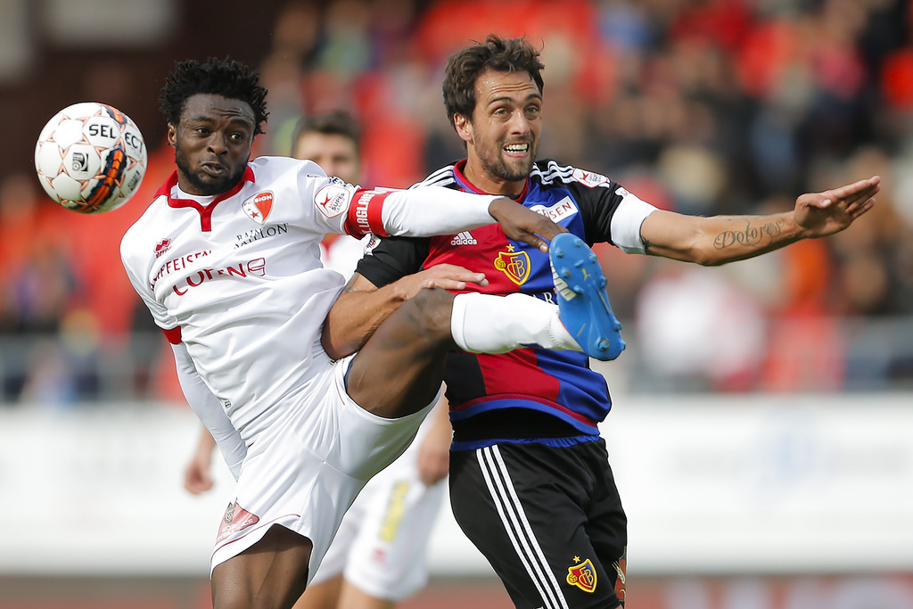 Le joueur balois Matias Delgado, a droite, lutte pour le ballon contre le joueur valaisan Xavier Kouassi, a gauche, lors de la rencontre de football de Super League entre le FC Sion et le FC Bale 1893, ce dimanche 18 octobre 2015 au stade de Tourbillon a Sion. (KEYSTONE/Valentin Flauraud)