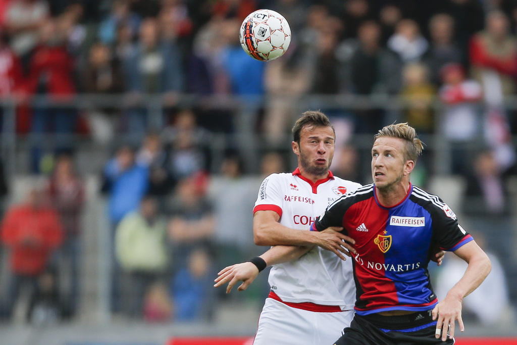 Le joueur balois Marc Janko, a droite, lutte pour le ballon contre le joueur valaisan Elsad Zverotic, a gauche, lors de la rencontre de football de Super League entre le FC Sion et le FC Bale 1893, ce dimanche 18 octobre 2015 au stade de Tourbillon a Sion. (KEYSTONE/Valentin Flauraud)