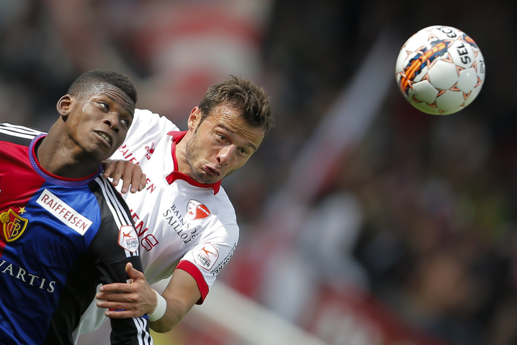 Le joueur balois Breel Embolo, gauche, lutte pour le ballon contre le joueur valaisan Elsad Zverotic, droite, lors de la rencontre de football de Super League entre le FC Sion et le FC Bale 1893, ce dimanche 18 octobre 2015 au stade de Tourbillon a Sion. (KEYSTONE/Valentin Flauraud)
