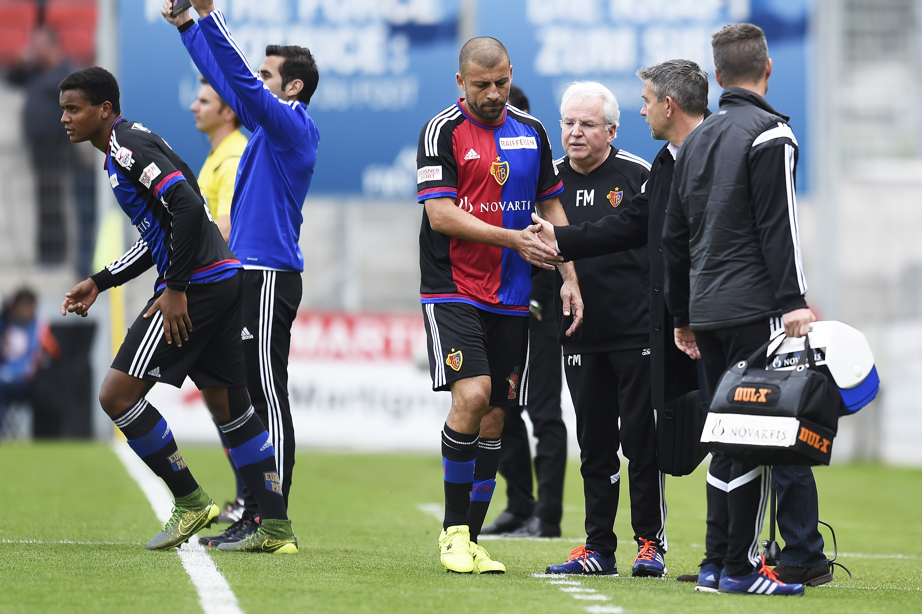 18.10.2015; Sion; Fussball Super League - FC Sion - FC Basel; Auswechslung Manuel Akanji (Basel) kommt fuer Walter Samuel (Basel) (Urs Lindt/freshfocus)