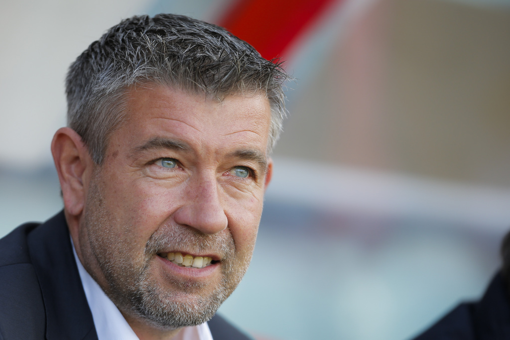 L'entraineur balois Urs Fischer regarde son equipe lors de la rencontre de football de Super League entre le FC Sion et le FC Bale 1893, ce dimanche 18 octobre 2015 au stade de Tourbillon a Sion. (KEYSTONE/Valentin Flauraud)