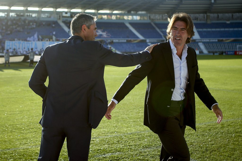 epa04959106 The head coach of Belenenses Sa Pinto (R) and his counterpart of ACF Fiorentina Paulo Sousa greet before their UEFA Europa League group I match held at Restelo Stadium in Lisbon, Portugal, 01 October 2015. EPA/JOSE SENA GOULAO