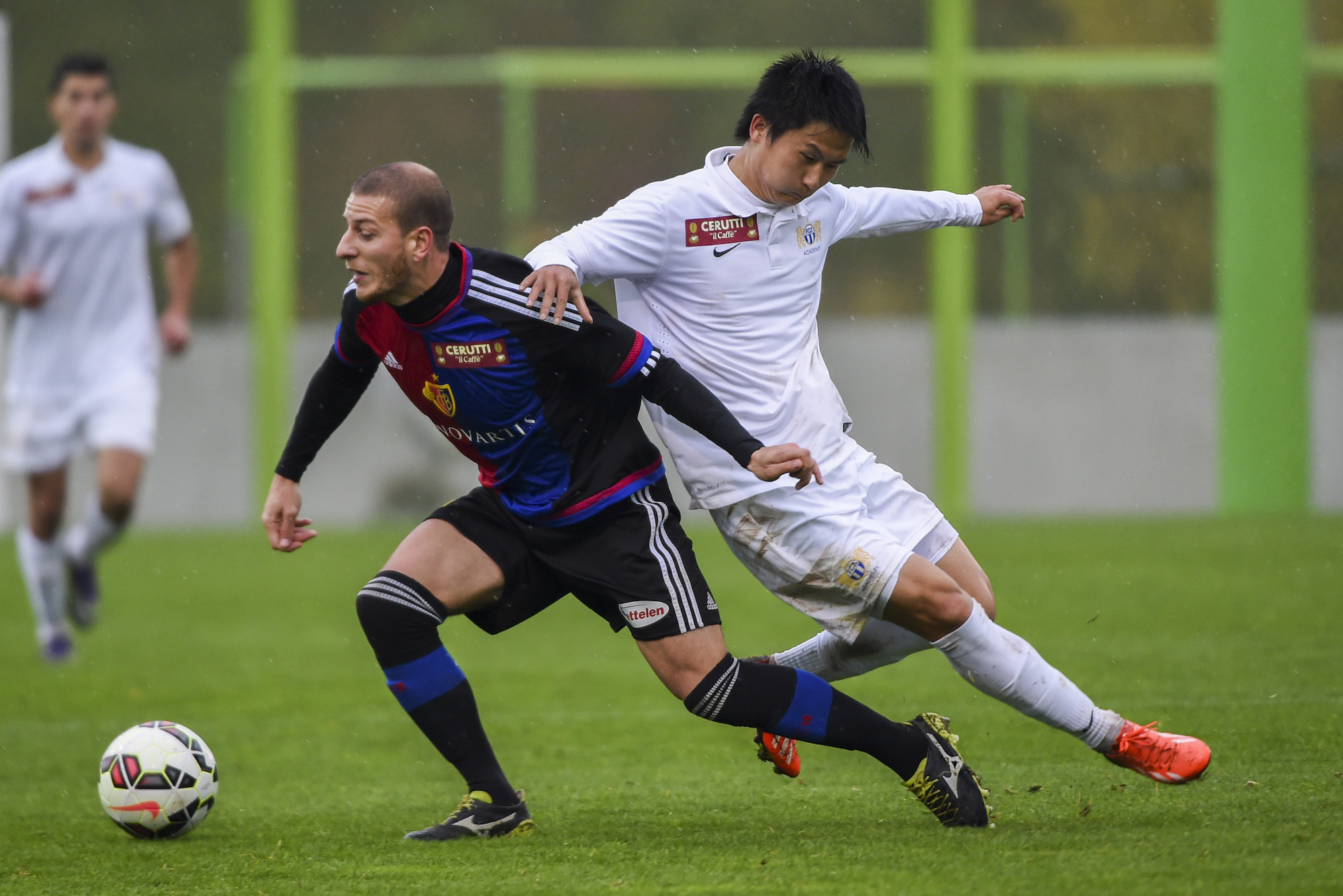 17.10.2015; Zuerich; Fussball 1.Liga Promotion - FC Zuerich - FC Basel; Giuseppe Morello (Basel) gegen Nam Gwon Kang (Zuerich) (Andy Mueller/freshfocus)