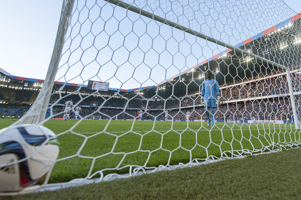 Der geschlagene Berner Torhueter Yvon Mvogo holt sich nach dem 1:0 den Ball aus dem Netz im Fussball Meisterschaftsspiel der Super League zwischen dem FC Basel und dem BSC Young Boys, im Stadion St. Jakob-Park in Basel, am Sonntag, 25. Oktober 2015. (KEYSTONE/Georgios Kefalas)