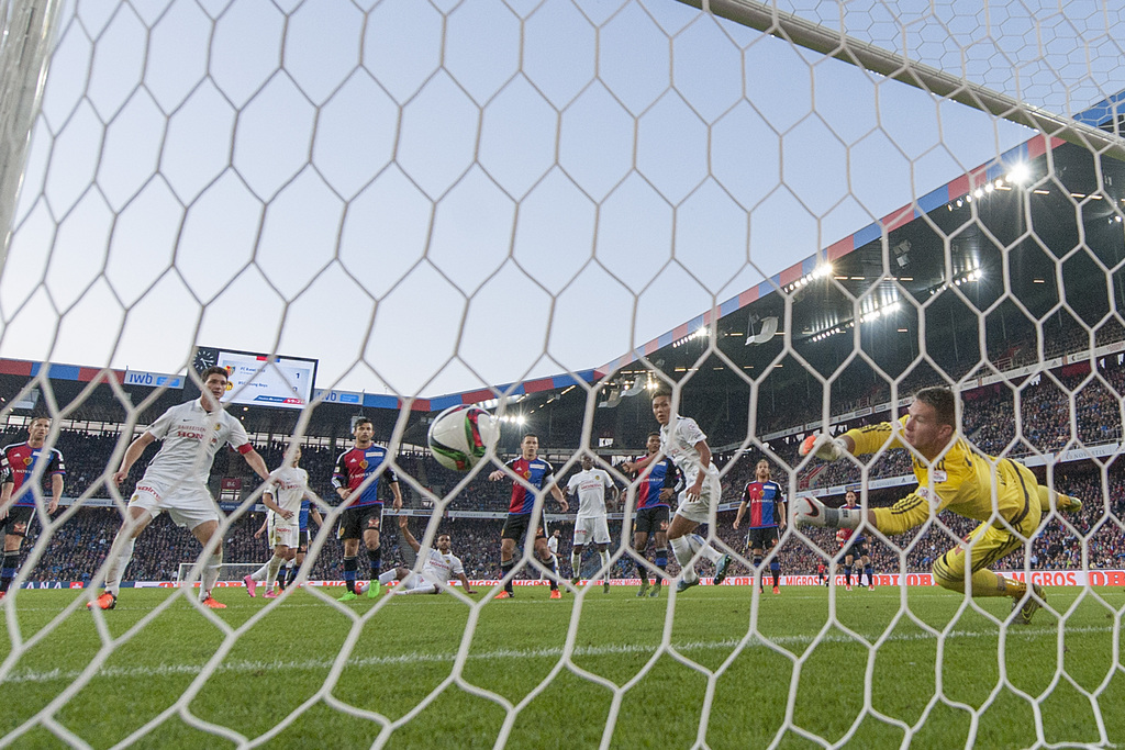 Der Basler Torhueter Tomas Vaclik, rechts, pariert einen Ball im Fussball Meisterschaftsspiel der Super League zwischen dem FC Basel und dem BSC Young Boys, im Stadion St. Jakob-Park in Basel, am Sonntag, 25. Oktober 2015. (KEYSTONE/Georgios Kefalas)