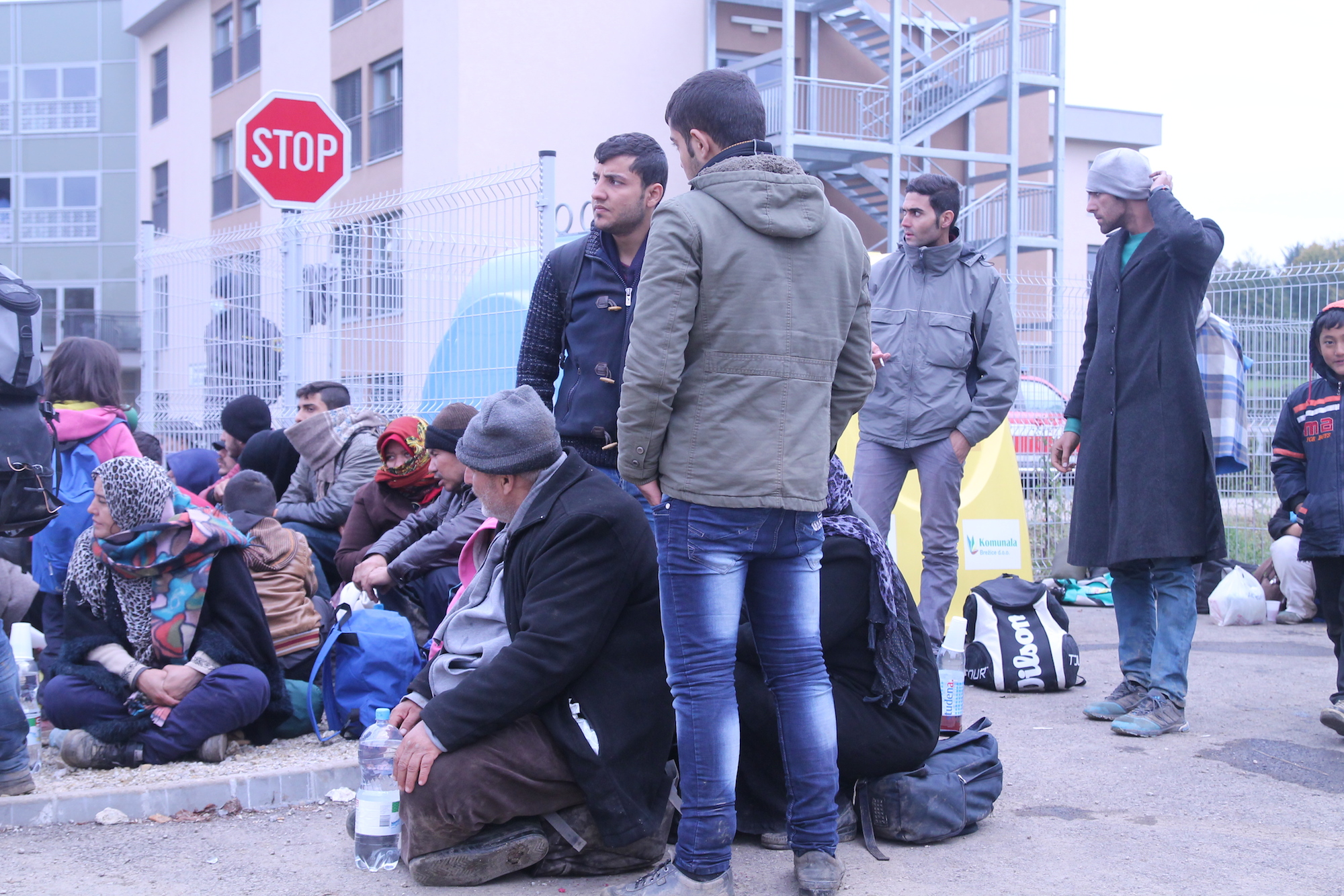 Flüchtlinge in Brezice, vor dem Einsteigen in die Busse Richtung Österreich.