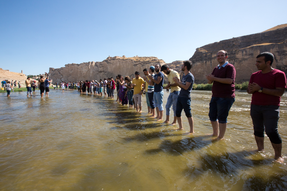 TUR, Turkey, 2015-09-20, Hasankeyf © Stefan Pangritz - Friedlicher fröhlicher Protest mit Demo und anschließendes Singen, Tanzen und Drachen steigen lassen in Hasankeyf, gegen die Errichtung des Ilisu-Staudamms.