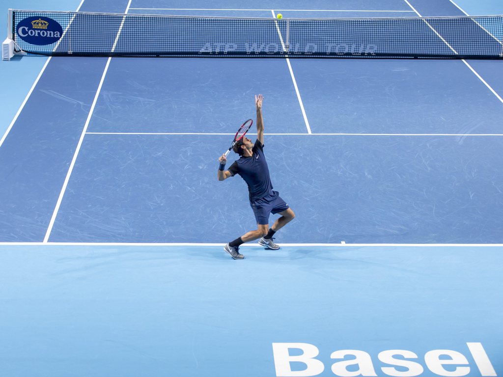 epa04998888 Switzerland's Roger Federer serves a ball to Kazakhstan's Mikhail Kukushkin during their first round match at the Swiss Indoors tennis tournament at the St. Jakobshalle in Basel, Switzerland, 26 October 2015. EPA/GEORGIOS KEFALAS