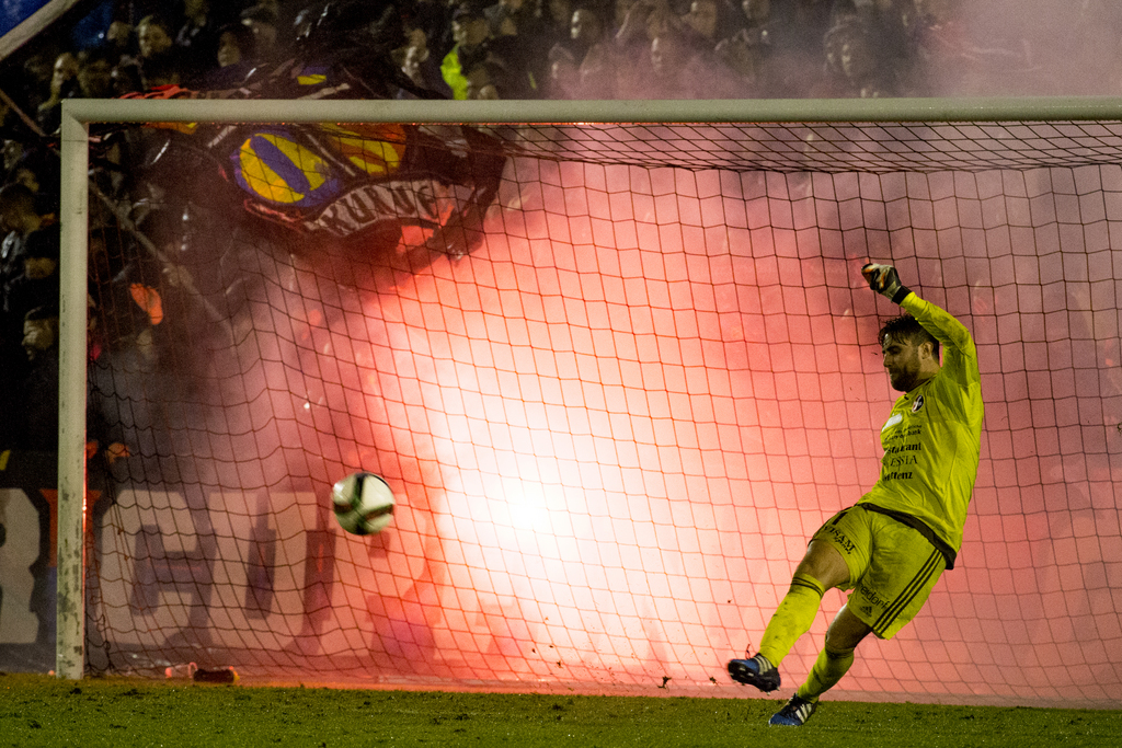 Der Muttenzer Torhueter Valentino Reist in Aktion beim Schweizer Cup Achtelfinal Fussballspiel zwischen dem SV Muttenz und dem FC Basel am Mittwoch, 28. Oktober 2015, auf dem Sportplatz Margelacker in Muttenz. (KEYSTONE/Patrick Straub)