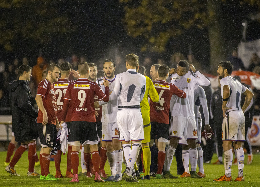 Die beiden Mannschaften verabschieden sich herzlich nach dem Schweizer Cup Achtelfinal Fussballspiel zwischen dem SV Muttenz und dem FC Basel am Mittwoch, 28. Oktober 2015, auf dem Sportplatz Margelacker in Muttenz. (KEYSTONE/Patrick Straub)