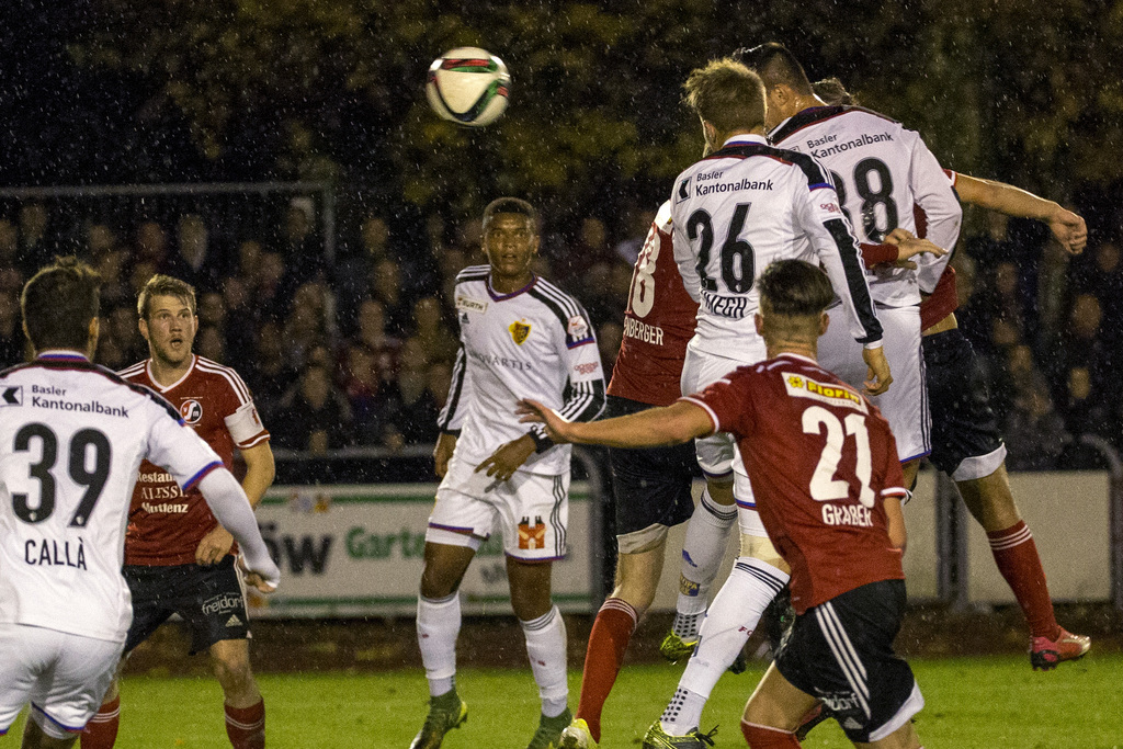 Der Basler Daniel Hoegh, Zweiter rechts, erzielt den Treffer zum 1:0 beim Schweizer Cup Achtelfinal Fussballspiel zwischen dem SV Muttenz und dem FC Basel am Mittwoch, 28. Oktober 2015, auf dem Sportplatz Margelacker in Muttenz. (KEYSTONE/Patrick Straub)