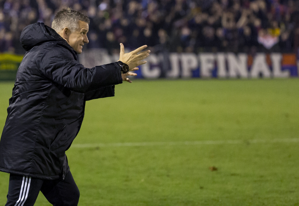 Der Muttenzer Trainer Sandro Kamber gestikuliert beim Schweizer Cup Achtelfinal Fussballspiel zwischen dem SV Muttenz und dem FC Basel am Mittwoch, 28. Oktober 2015, auf dem Sportplatz Margelacker in Muttenz. (KEYSTONE/Patrick Straub)