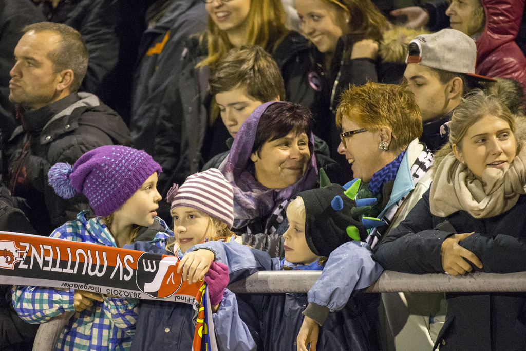 Muttenzer Fans unterstuetzten ihren Verein beim Schweizer Cup Achtelfinal Fussballspiel zwischen dem SV Muttenz und dem FC Basel am Mittwoch, 28. Oktober 2015, auf dem Sportplatz Margelacker in Muttenz. (KEYSTONE/Patrick Straub)