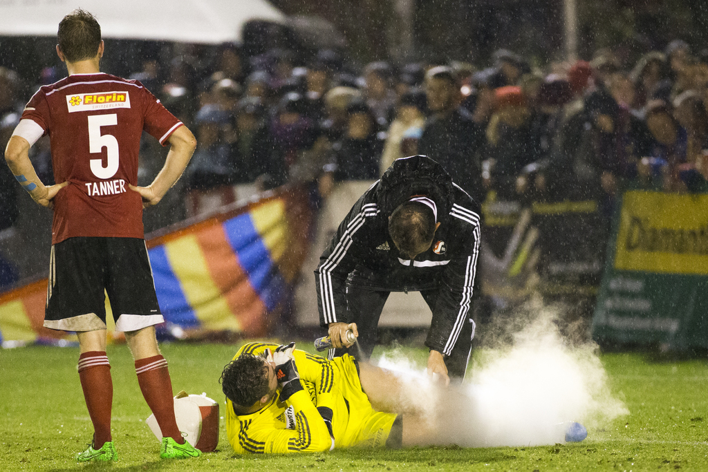 Der Muttenzer Torhueter Valentino Reist laesst sich nach einem Zusammenstoss pflegen beim Schweizer Cup Achtelfinal Fussballspiel zwischen dem SV Muttenz und dem FC Basel am Mittwoch, 28. Oktober 2015, auf dem Sportplatz Margelacker in Muttenz. (KEYSTONE/Patrick Straub)