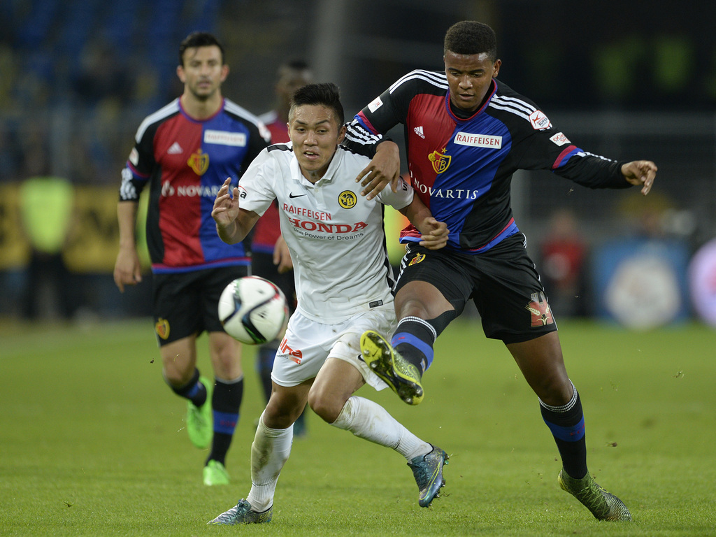 Der Berner Yuya Kubo, links, im Kampf um den Ball gegen den Basler Manuel Akanji, rechts, im Fussball Meisterschaftsspiel der Super League zwischen dem FC Basel und dem BSC Young Boys, im Stadion St. Jakob-Park in Basel, am Sonntag, 25. Oktober 2015. (KEYSTONE/Georgios Kefalas)