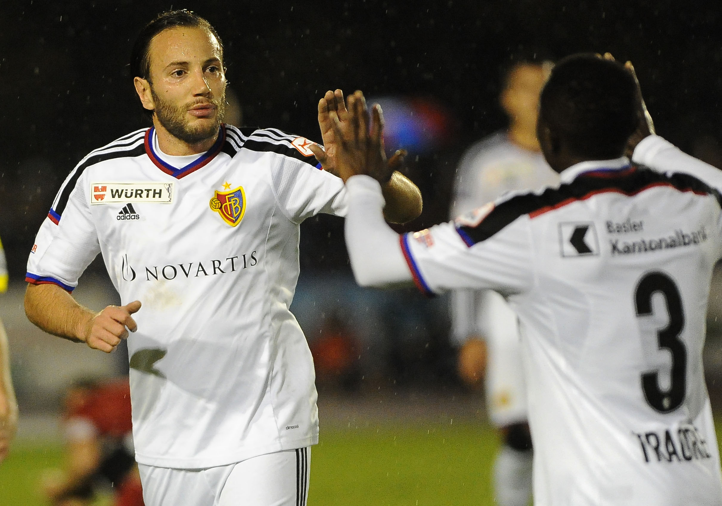 Muttenz, 28.10.2015, Fussball Schweizer Cup - SV Muttenz - FC Basel, Jubel bei Basels Shkelzen Gashi und Adama Traore nach dem 0:2. (Roman Aeschbach/EQ Images).