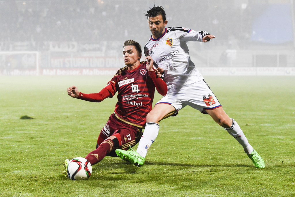 Joel Untersee von Vaduz, links, gegen Behrang Safari von Basel, im Fussball Super League Spiel zwischen dem FC Vaduz und dem FC Basel, am Samstag, 31. Oktober 2015, im Rheinpark Stadion in Vaduz. (KEYSTONE/Gian Ehrenzeller)