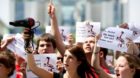 Junge Menschen in Berlin bei einer Demonstration gegen Jugendarbeitslosigkeit in Deutschland (Archiv)