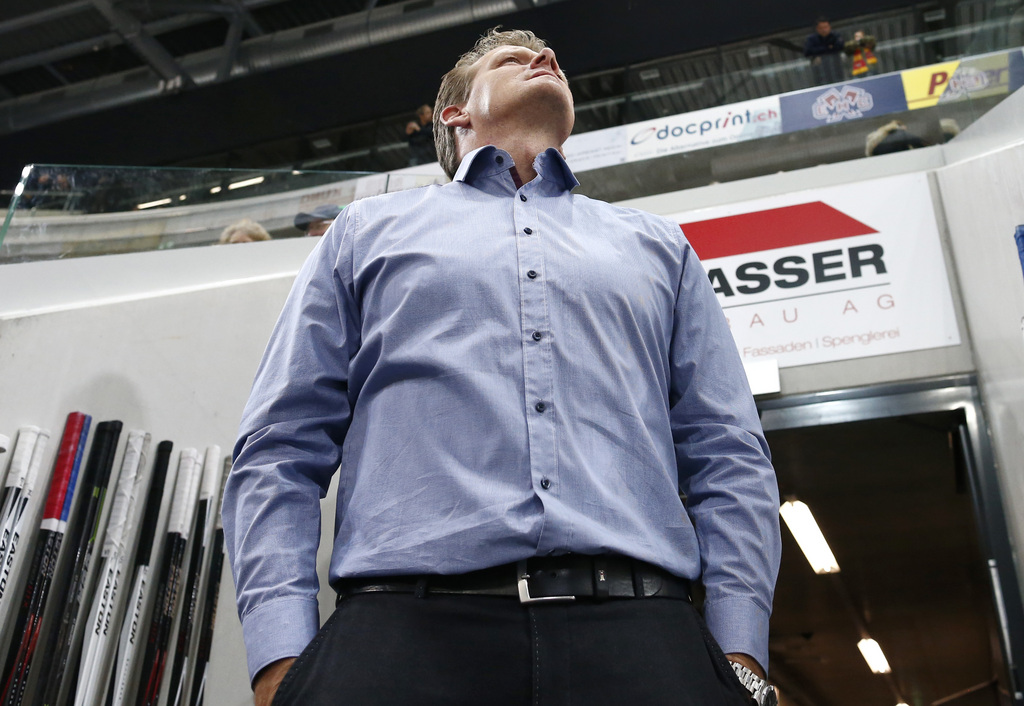 Biel Trainer Kevin Schlaepfer vor dem Eishockey-Meisterschaftsspiel der National League A zwischen dem EHC Biel-Bienne und den Kloten Flyers am Freitag, 16. Oktober 2015, in der Tissot Arena in Biel. (KEYSTONE/Thomas Hodel)
