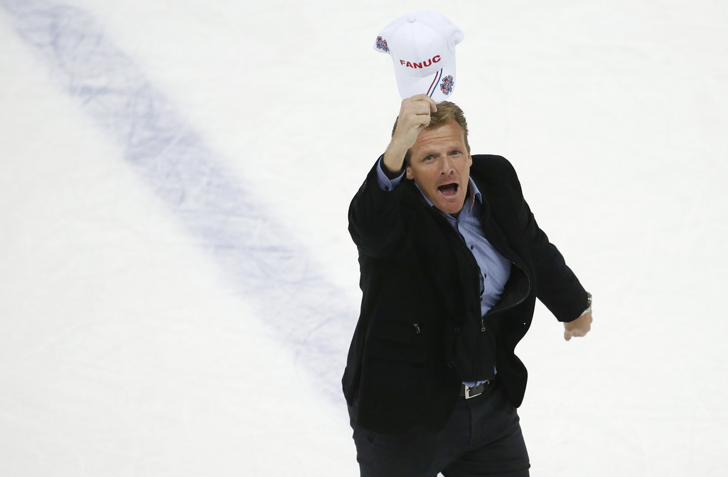 Biels Trainer Kevin Schlaepfer jubelt nach dem Meisterschaftsspiel der National League A zwischen dem EHC Biel und Kloten Flyers am Freitag, 16. Oktober 2015, in der Tissot Arena in Biel. (KEYSTONE/Thomas Hodel)