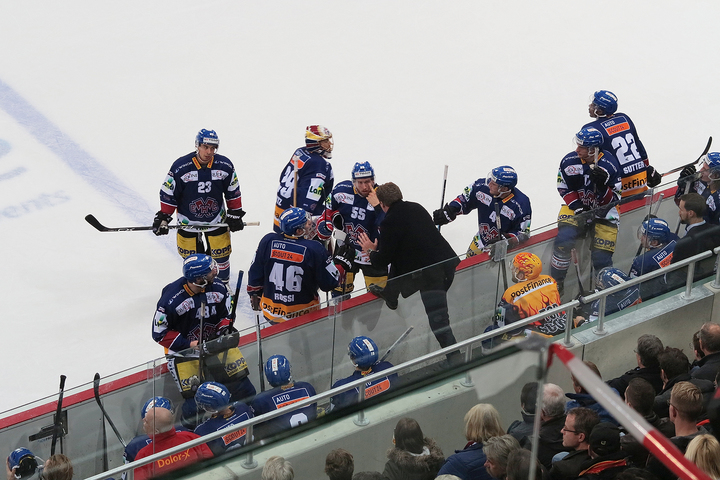 Kevin Schläpfer gibt seinen Spielern die Taktik vor. Seine Lösungen führen momentan nur teilweise zum Erfolg. Der EHC Biel steht weiterhin knapp unter dem Strich.