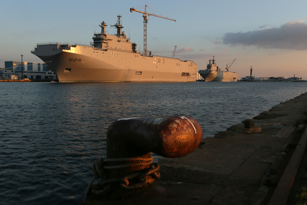 Eigentliche für Russland gebaut: Diese zwei Helikopterträger der Mistral-Klasse dürften bald von Saint-Nazaire Richtung Ägypten auslaufen. (AP Photo/David Vincent)