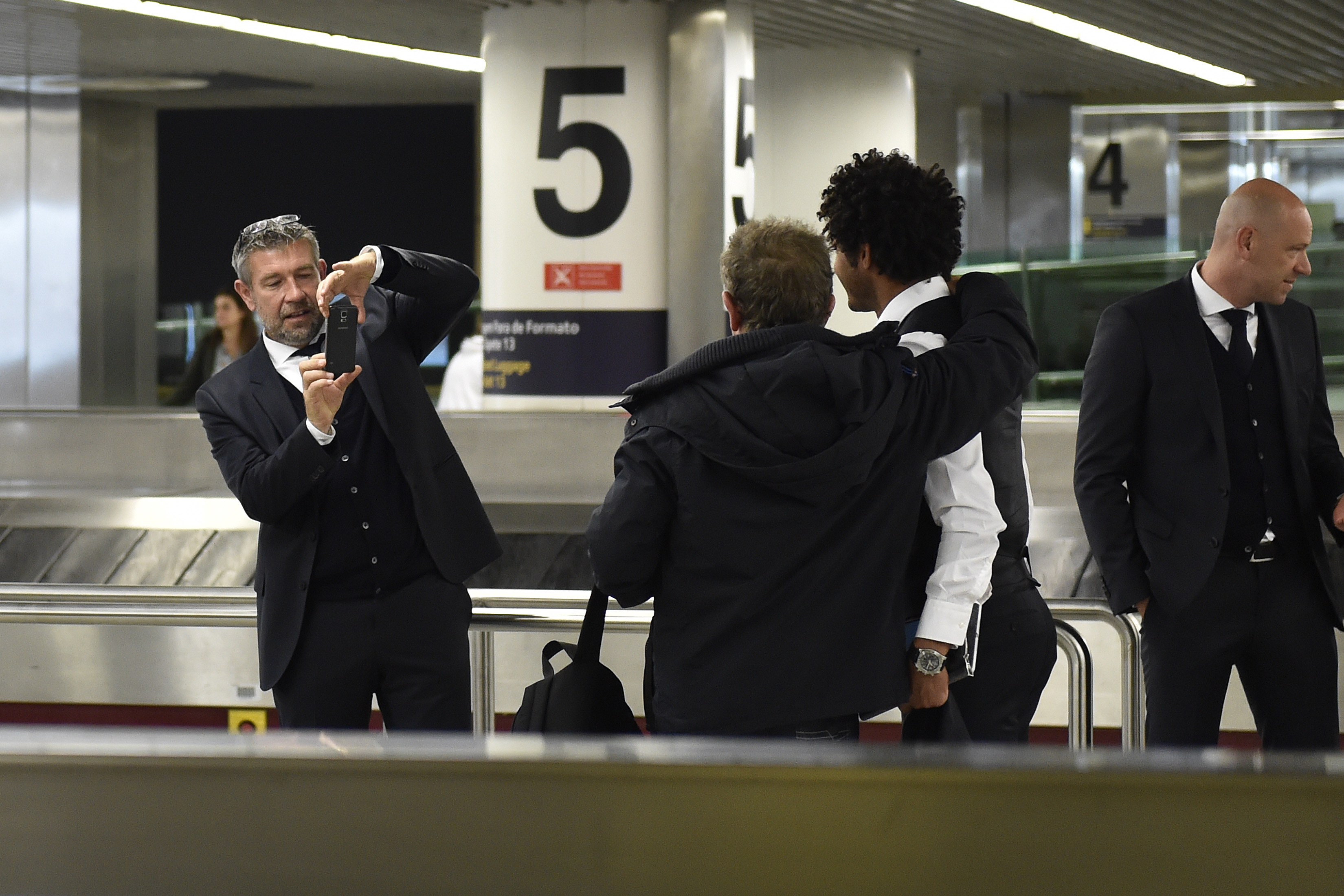 04.11.2015; Lissabon; Fussball Europa League - Reise FC Basel; Trainer Urs Fischer (Basel) macht mit einem Handy ein Bild von Mohamed Elneny (Basel) und einem Fan bei der Ankunft im Flughafen Lissabon (Daniela Frutiger/freshfocus)