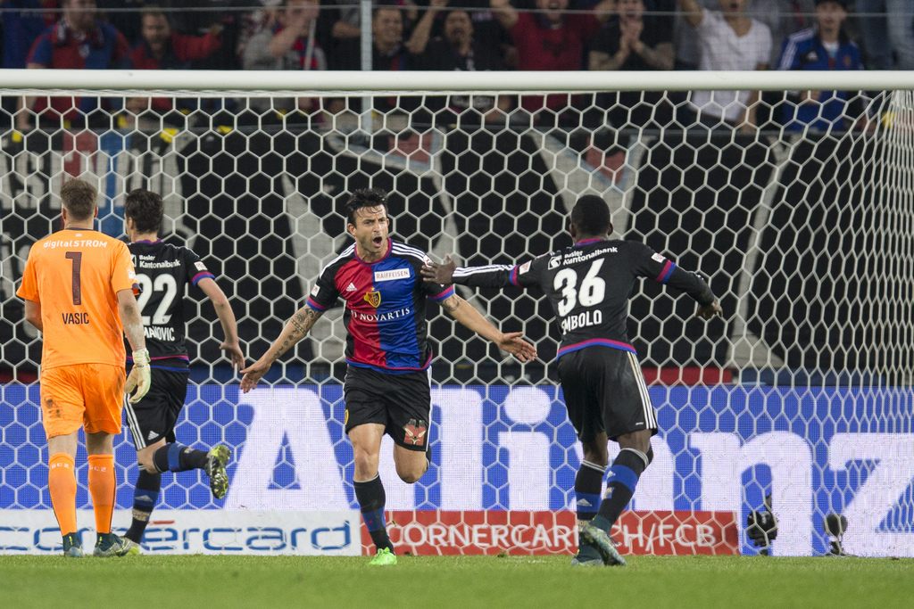 Behrang Safari (Basel) jubelt mit Breel Embolo (Basel) nach dem Tor zum 1-2 waehrend der Super League Partie zwischen dem FC Basel und dem Grasshopper Club Zuerich im St. Jakob Park, am Sonntag 8. November in Basel. (PHOTOPRESS/Dominik Baur)