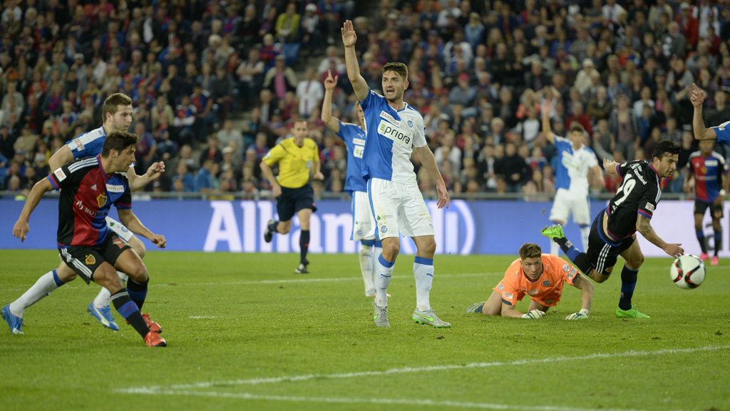 Der Basler Davide Calla, links, erzielt den Anschlusstreffer zum 1:2 im Fussball Meisterschaftsspiel der Super League zwischen dem FC Basel 1893 und dem Grasshopper Club Zuerich, im Stadion St. Jakob-Park in Basel, am Sonntag, 8. November 2015. (KEYSTONE/Georgios Kefalas)