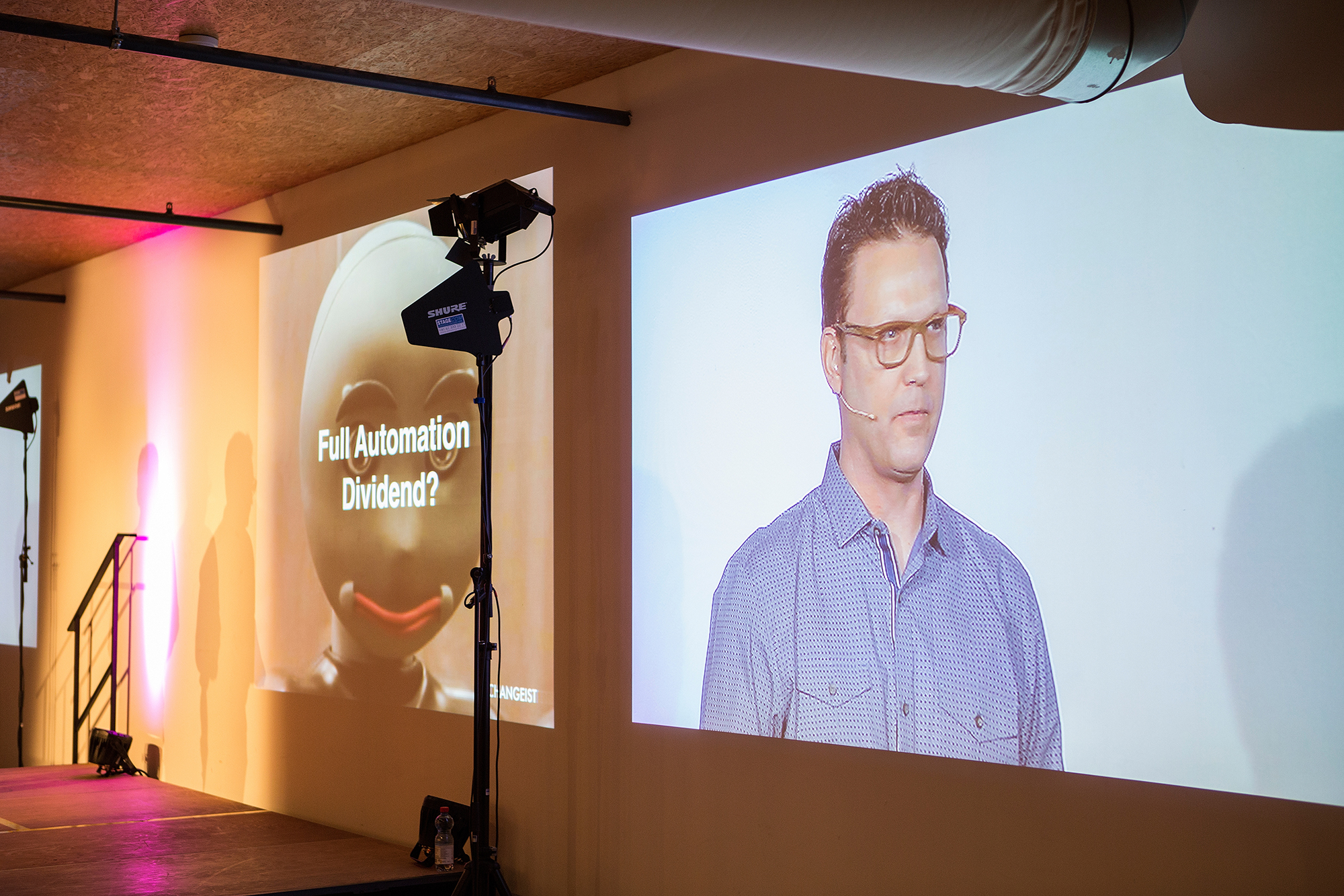 Wenn er nicht gerade über die Zukunft nachdenkt oder schreibt, ist Scott Smith ein gefragter Sprecher an Konferenzen auf der ganzen Welt.