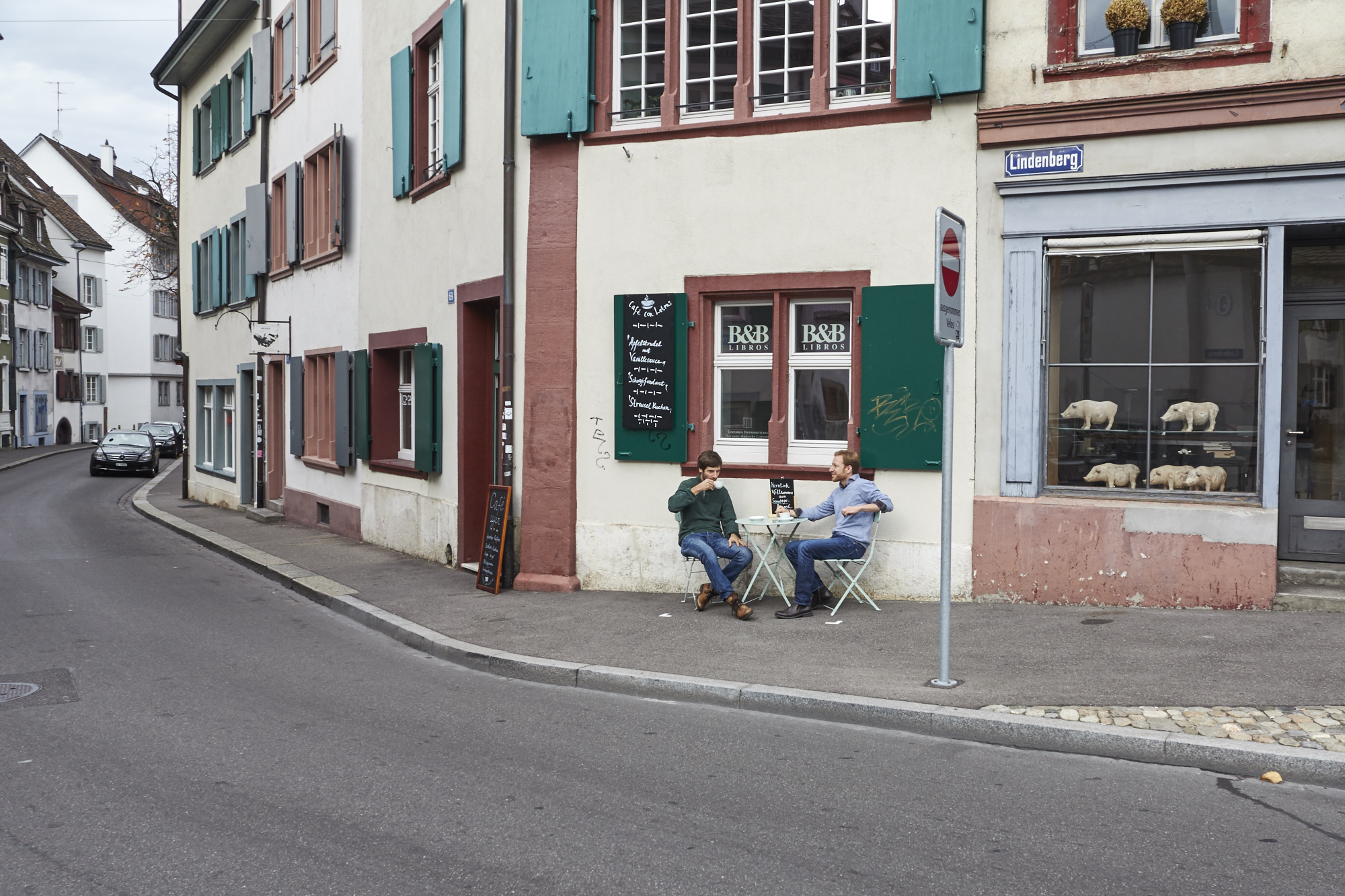 Arvid Weck und Roger Greiner, die Betreiber des Café Con Letras, gönnen sich einen Kaffee vor ihrem Lokal. 