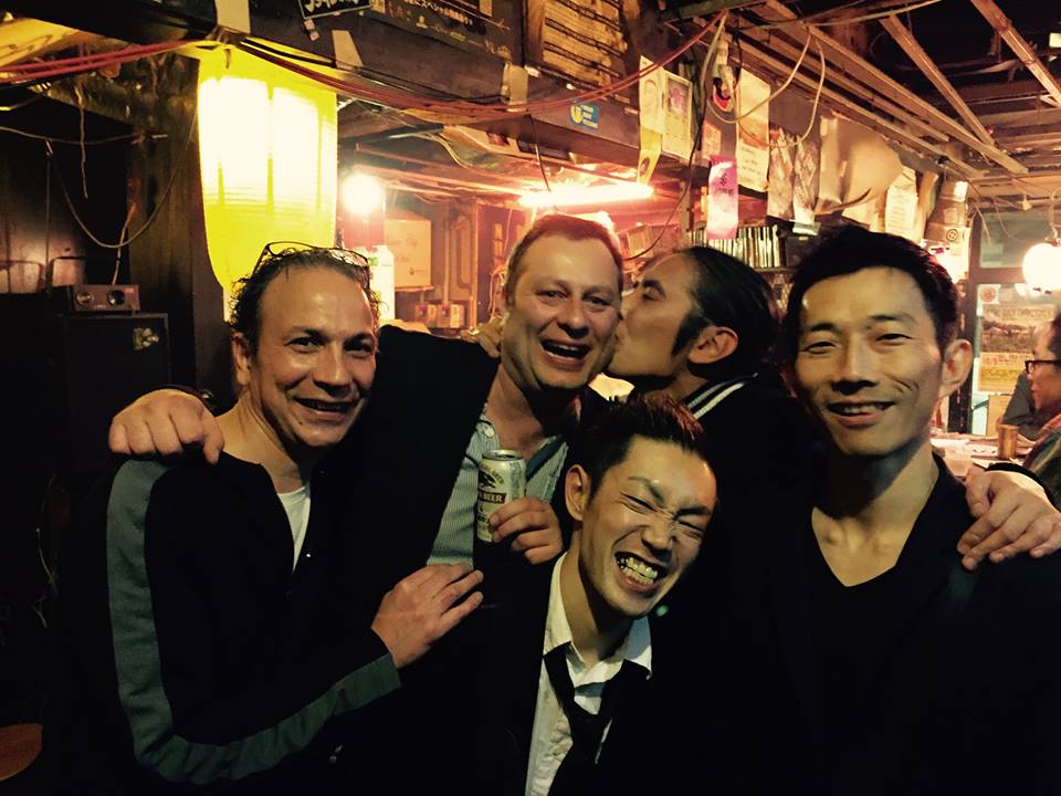 Jens Seiler (zweiter von links) ist so gut vernetzt in Japan, dass er von Musikern dort sogar geküsst wird.