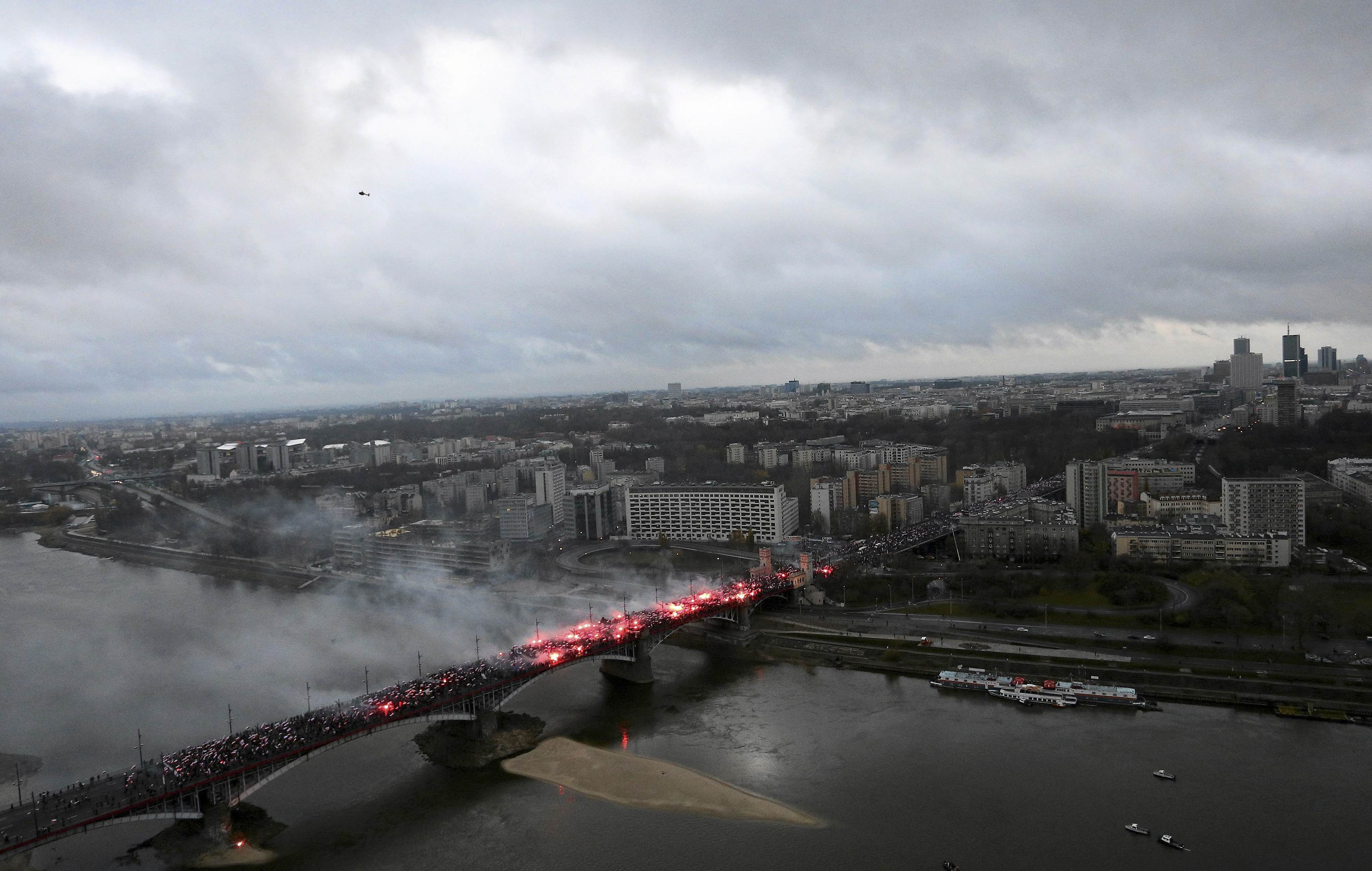 Auf dem Weg vom Stadtzentrum zum Nationalstadion zündeten die Rechtsradikalen auch Feuerwerk.