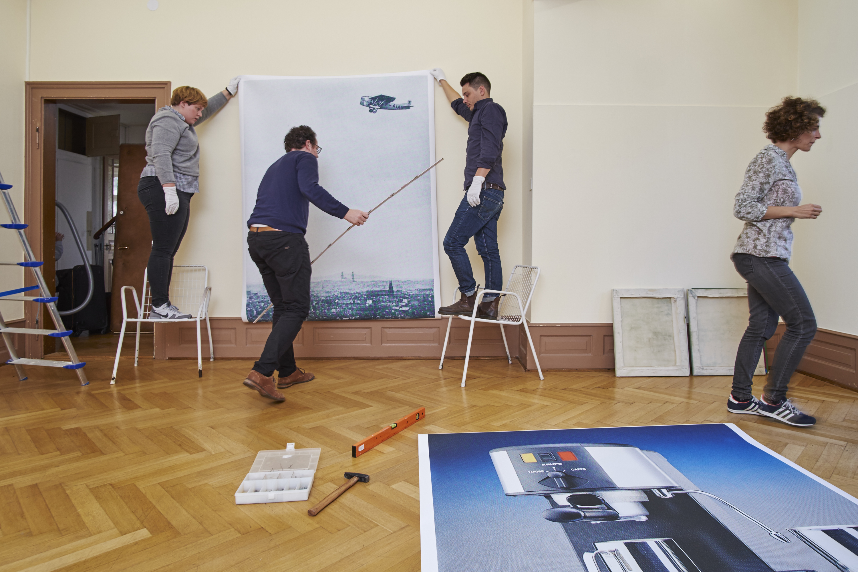 Drei Positionen in drei Medien aus drei Städten: Der Offspace deuxpiece beim Aufbau.