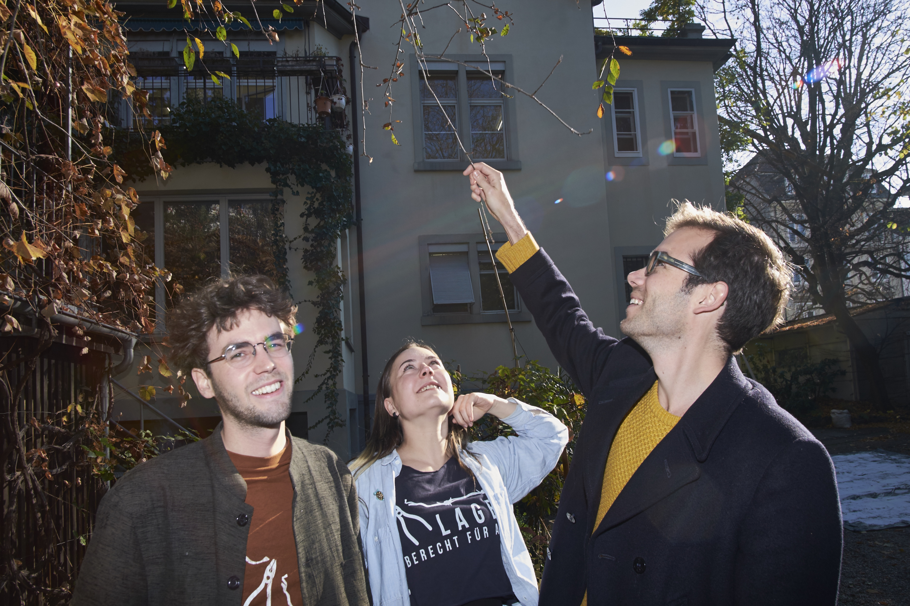 Ausstellungsmacher mit sonnigem Gemüt: Künstler Raphael Stucky, Lysann König und Chris Hunter im Garten hinter der Villa Renata.