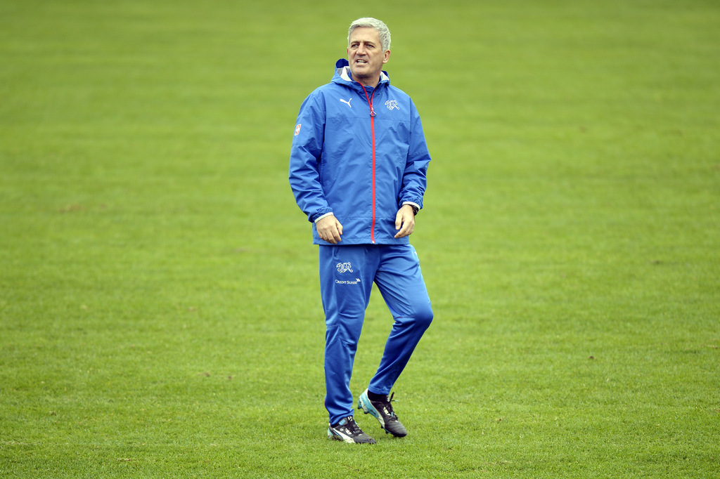 Coach Vladimir Petkovic beim Training mit der Schweizer Fussballnationalmannschaft in Freienbach am Mittwoch, 11. November 2015. (KEYSTONE/Walter Bieri)